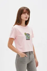 Remera cropped de algodón con cuello redondo, diseño holgado y estampado frontal de una copa con cerezas.
