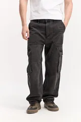 Jean cargo de algodón con calce suelto, color negro lavado con efecto desgastado, con múltiples bolsillos utilitarios en los laterales.