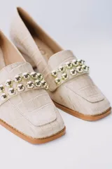 Zapato clásico color beige con textura croco, taco cuadrado y punta cuadrada.