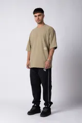 Remera de corte oversize color negro, con cuello redondo y mangas cortas. Presenta un pequeño estampado en color blanco en la parte inferior lateral con la frase 'Curbside Treasures'.