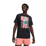 Remera de manga corta Under Armour color negro, con estampado gráfico frontal que combina el logo de la marca, texto y patrones geométricos en tonos rosado y celeste.