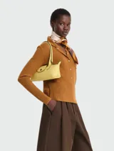 Cartera de hombro pequeña Longchamp de la línea Le Pliage Xtra, color amarillo, de diseño estructurado con doble asa y solapa con cierre de botón a presión.
