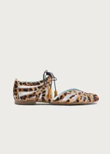 Ballerinas planas con diseño de rejilla y estampado animal print, con detalles de tiras cruzadas y borlas en el empeine.