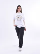 Remera blanca de manga corta con estampado frontal de una tortuga marina rodeada de corales y la frase "OCEAN LIFE".