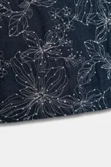 Falda pantalón corta de denim azul oscuro con bordados de flores en hilo metalizado plateado y detalles de lentejuelas.