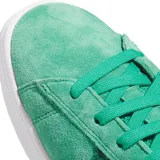 Championes Adidas Campus Adv color verde esmeralda, con las tres tiras laterales en verde oscuro y suela blanca.
