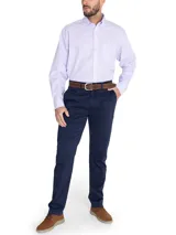 Camisa de manga larga RKF en color lila con estampado de rayas verticales finas. Presenta cuello button-down, bolsillo frontal con logo bordado y puños con botones. Confeccionada en tejido resistente a las arrugas.