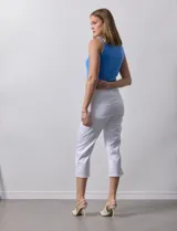 Pantalón capri blanco de tencel elastizado, marca Ruby Rd. Tiene pretina ancha elastizada, bolsillos simulados delanteros, bolsillos aplicados traseros, corte recto y terminación de ruedo desflecado.