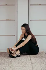 Zapato estilo Mary Jane con diseño destalonado, confeccionado en cuero color beige. Presenta una tira fina con hebilla metálica sobre el empeine, punta redondeada y taco cuadrado forrado de 6 cm de altura.