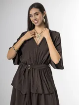 Vestido midi de crepé color marrón, con escote en V, mangas cortas amplias, cintura elastizada con lazo ajustable y falda larga escalonada con volados.