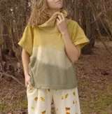 Poncho de lana con cuello rompeviento y diseño degradado en tonos rosa y gris.