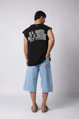 Bermuda de jean con corte baggy y lavado vintage en tono marrón oscuro. Presenta un diseño amplio y cómodo con bordes deshilachados en el ruedo, evocando un estilo nostálgico de los años 2000.