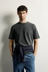 Camiseta de manga corta y corte relaxed fit, color blanco, con cuello redondo acabado en rib.