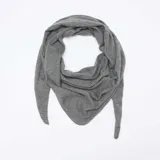 Pañuelo bufanda triangular de tejido de punto gris, con diseño para anudar al cuello.