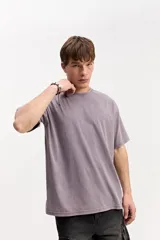 Remera lisa de manga corta con fit oversize y efecto acid wash, color lila.