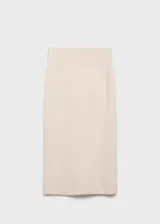 Falda midi de tejido de punto en color beige, con diseño recto de tiro medio y cierre de cremallera frontal que crea una abertura en el bajo.