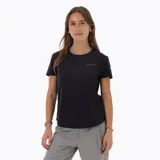 Remera de manga corta Merrell, diseñada para trail running, confeccionada en tejido ultra liviano con tecnología de secado rápido y protección UV +50. Presenta cuello redondo, corte ergonómico con ventilación estratégica y logo reflectivo en el pecho.