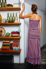 Falda larga de tul con rayas horizontales color lila y marrón chocolate. Presenta volados verticales en los laterales y dos tajos frontales.