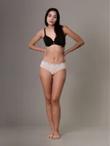 Bombacha hipster color beige con cintura elástica blanca con el logo de Calvin Klein en negro.