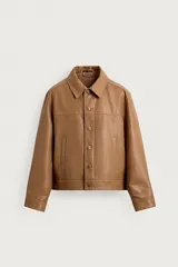 Sobrecamisa de hombre regular fit de manga larga con efecto piel en color marrón. Cuenta con cuello solapa, bolsillos de vivo en la cadera, cierre frontal con botones y puños abotonados.