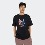 Remera negra de manga corta con cuello redondo y un estampado frontal que muestra dos figuras estilizadas con ropa de abrigo y un perro pequeño.