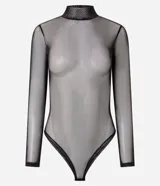 Body de manga larga confeccionado en tul negro con transparencias, presenta cuello alto y un ajuste ceñido al cuerpo.