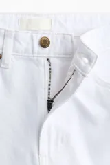Jean de tiro alto con corte wide leg y diseño de cinco bolsillos, confeccionado en denim de algodón rígido.