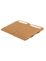 Billetera artesanal de cuero marrón oscuro con costuras en hilo rojo. Presenta un sistema de sujeción elástico en el lateral con detalles de colores (rojo, amarillo, azul) y ranuras para tarjetas en el exterior.