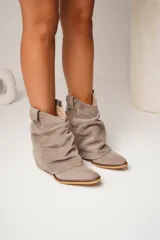 Botas texanas de cuero gamuzado color marrón, con caña media y punta fina.