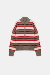 Jersey de punto con diseño de rayas horizontales en tonos gris, rojo y crema. Presenta cuello perkins, cierre frontal con cremallera metálica y mangas largas con hombros caídos.
