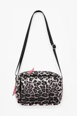 Bandolera de diseño acolchado con estampado animal print de leopardo en tonos grises y negros. Cuenta con un compartimento principal con cierre, bolsillo frontal con cierre y tiradores de cordón en color rosado. Incluye una correa larga ajustable de color negro.