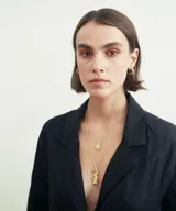 Collar de plata 950 con dije de diseño orgánico inspirado en la forma de un cactus nopal. La pieza presenta una textura irregular y artesanal, suspendida de una cadena de eslabones finos.