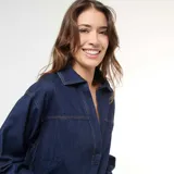 Vestido corto de denim azul oscuro con cuello solapa, escote en V con solapa superpuesta, mangas largas y volados fruncidos en el borde inferior.
