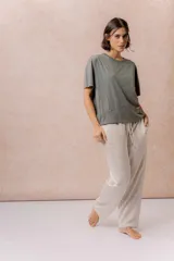 Pantalón de pierna amplia color beige, con calce relajado, cintura elastizada y cordón ajustable, con bolsillos laterales.