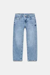 Jeans de tiro medio con cinco bolsillos, pernera recta y corte cropped. Cierre frontal con cremallera y botón metálico.