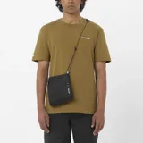 Remera de manga corta Salomon en color verde militar, con cuello redondo y el logotipo de la marca impreso en blanco en el pecho.