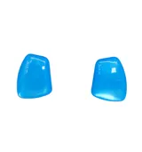 Par de caravanas cortas de resina celeste brillante, con ajuste de clip en acero hipoalergénico.