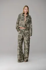 Pantalón cargo de tiro medio con estampado camuflado y apliques de strass. Presenta corte recto y holgado, con bolsillos laterales tipo cargo y cierre frontal con botón y cremallera.