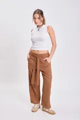 Pantalón casual de tiro alto color marrón con pierna ancha y cinturón de lazo a juego.