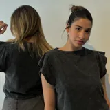 Remera negra de corte holgado con mangas cortas con volados.