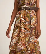 Vestido midi evasê de viscosa con estampa de follaje y flores, escote cuadrado, breteles anchos y volados en capas en la falda.