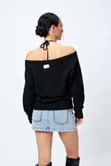 Sweater blanco de punto texturado y calado, con cuello amplio y fit relajado.