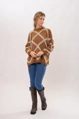 Sweater marrón con diseño de rombos color crema, cuello alto y mangas largas abullonadas.