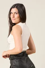 Musculosa color crema de punto acanalado con cuello redondo y corte ajustado.