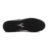Championes de fútbol Diadora modelo Skipper TF, color negro con detalles en gris. Presentan un diseño texturizado en la parte frontal y lateral, con suela multitaco diseñada para césped sintético.