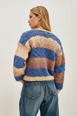 Cardigan de punto grueso con botones frontales, diseño a rayas horizontales anchas en tonos azul eléctrico, beige claro, marrón jaspeado y mostaza.