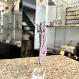 Aros colgantes con forma de círculos tramados con cristales color lila.