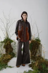 Pantalón de cuero chocolate, de corte wide leg.