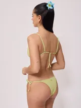 Conjunto de bikini color verde oliva, compuesto por un corpiño triangular con breteles finos y una bombacha con tiras laterales ajustables.