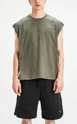 Sudadera sin mangas color verde militar, con cuello redondo y costuras decorativas en los hombros.